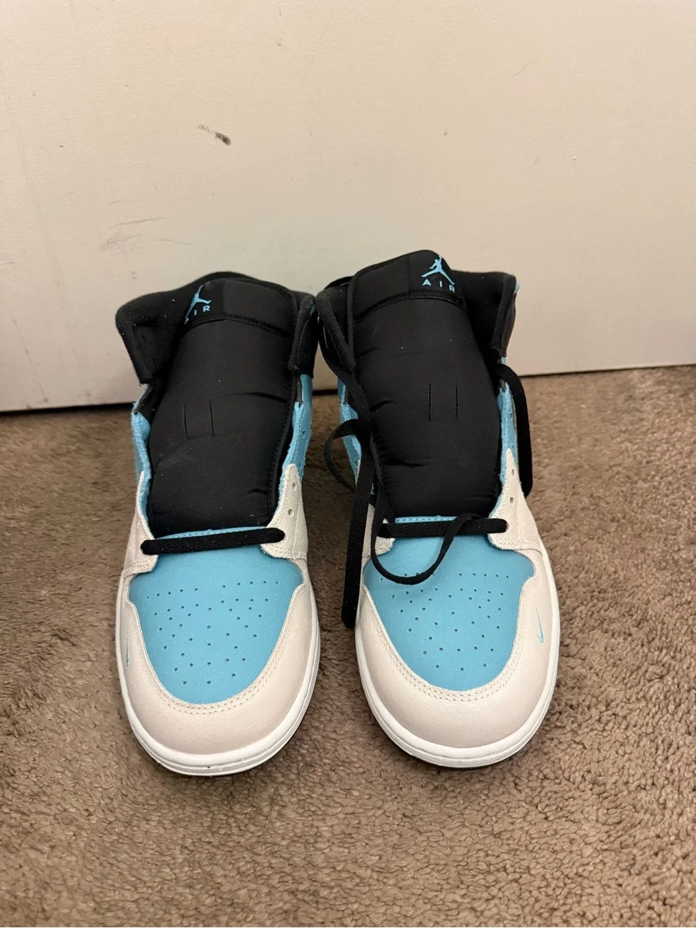 Jordan 1 Mid SE High-Top Sneakers in Light Blue, White & Black Mens Size 12